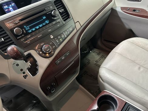 Used 2013 Toyota Sienna XLE image 26