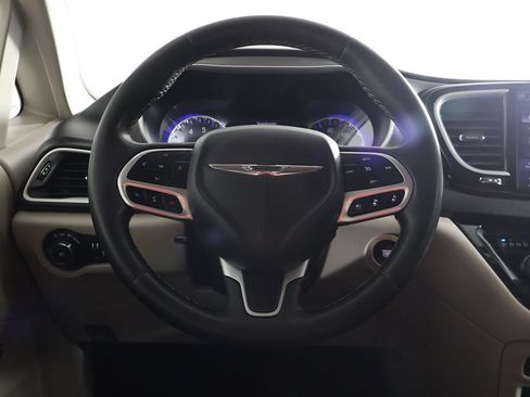 Used 2023 Chrysler Pacifica Touring-L FWD image 35