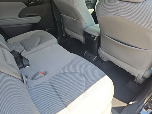 Used 2020 Toyota Highlander LE FWD image 11