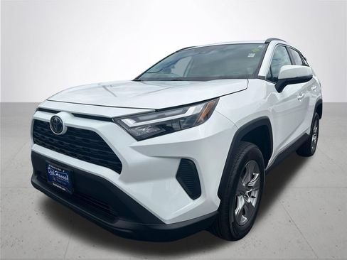 Used 2025 Toyota RAV4 XLE AWD/4WD image 2