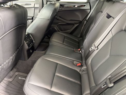Certified 2025 Porsche Macan AWD/4WD image 17