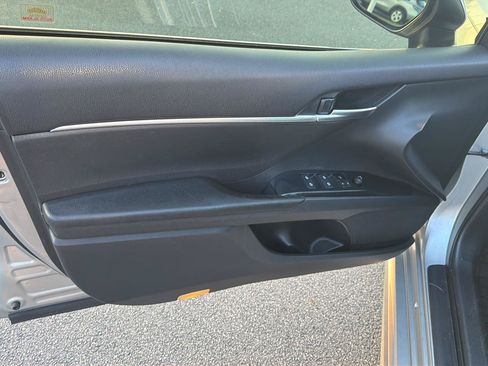 Used 2018 Toyota Camry SE w/ Convenience Package FWD image 16