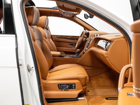 Used 2019 Bentley Bentayga image 21