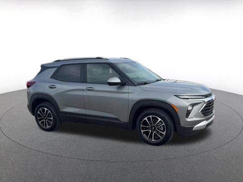 Used 2025 Chevrolet TrailBlazer LT image 2