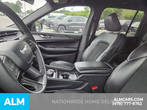 Used 2025 Jeep Grand Cherokee Altitude AWD/4WD image 5