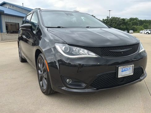 Used 2018 Chrysler Pacifica Limited w/ Advanced Safetytec Group FWD image 27