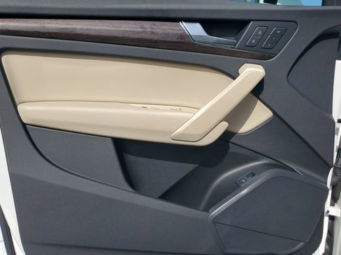 Used 2021 Audi Q5 Premium w/ Convenience Package image 27