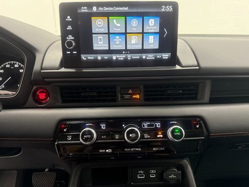 Used 2025 Honda Pilot TrailSport image 16