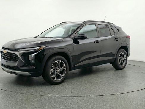 Used 2025 Chevrolet Trax LT FWD image 3