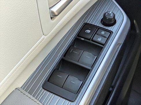 Certified 2025 Toyota Sienna XLE FWD image 24