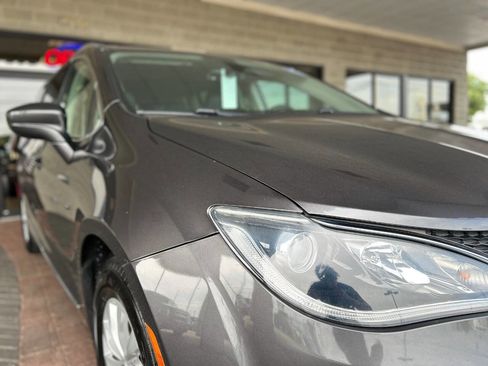 Used 2019 Chrysler Pacifica Touring-L FWD image 23