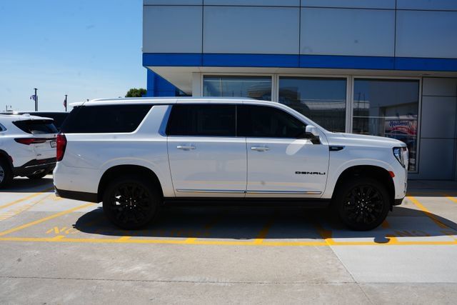 Used 2023 GMC Yukon XL Denali w/ Denali Reserve Package AWD/4WD image 36