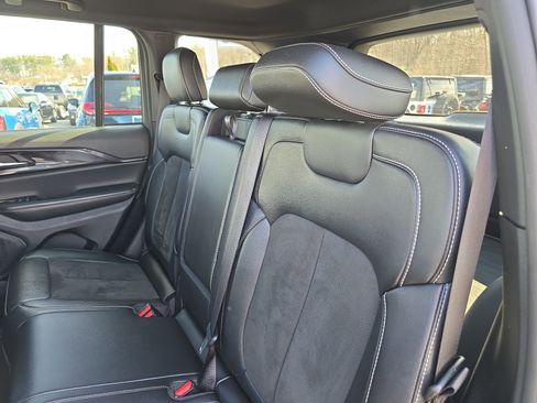 Used 2023 Jeep Grand Cherokee Altitude image 15