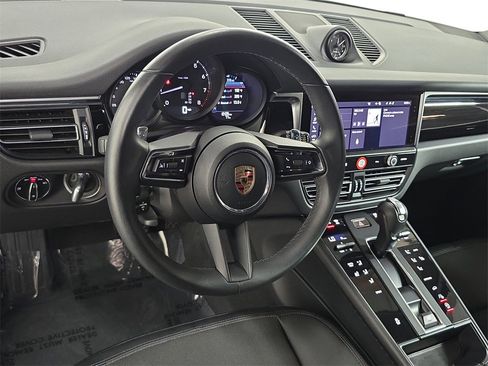 Used 2025 Porsche Macan image 4