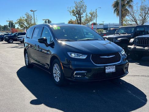 Certified 2024 Chrysler Pacifica Touring-L image 8