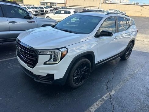 Used 2024 GMC Terrain SLE w/ Driver Convenience Package FWD image 2
