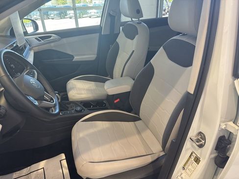 Used 2025 Volkswagen Taos SE w/ Panoramic Sunroof Package image 13