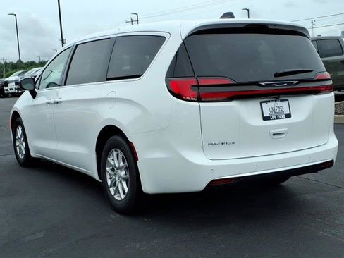 New 2027 Chrysler Pacifica Select FWD image 4