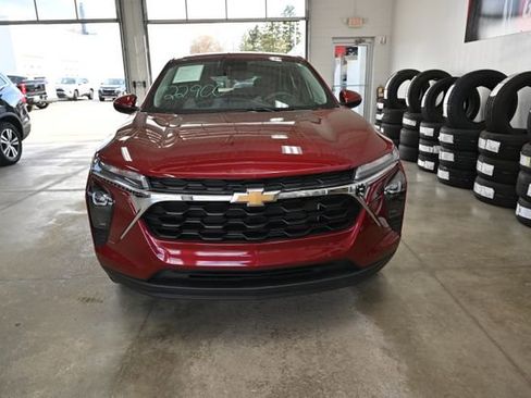 Used 2025 Chevrolet Trax LS w/ LS Convenience Package image 2
