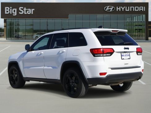 Used 2019 Jeep Grand Cherokee Laredo image 3