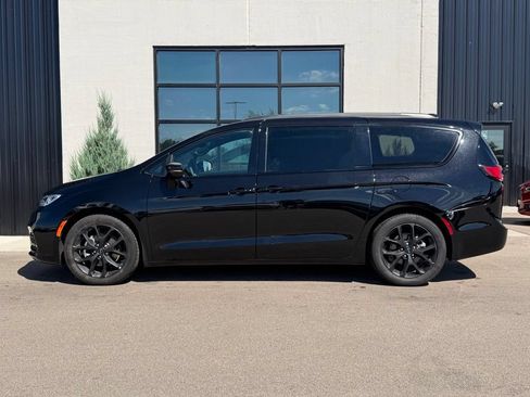 Used 2025 Chrysler Pacifica Limited FWD image 2