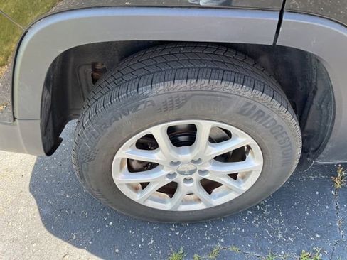 Used 2017 Jeep Cherokee Latitude w/ Cold Weather Group AWD/4WD image 4