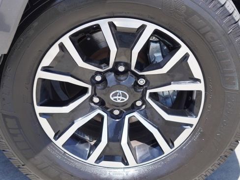 Used 2021 Toyota Tacoma TRD Sport w/ Technology Package AWD/4WD image 17