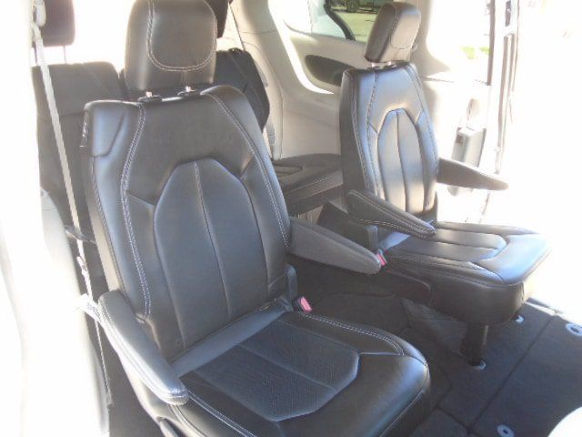 Used 2023 Chrysler Pacifica Touring-L FWD image 6