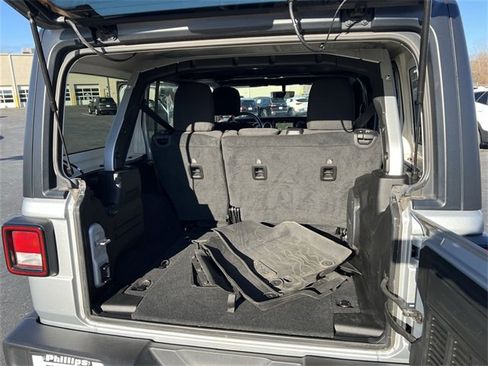 Used 2022 Jeep Wrangler Unlimited Sahara image 18