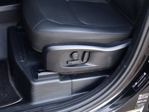 Used 2025 Land Rover Defender 110 S image 19