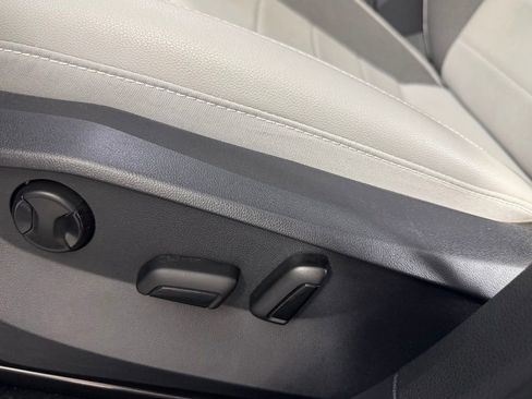 Used 2022 Volkswagen Taos SE image 25