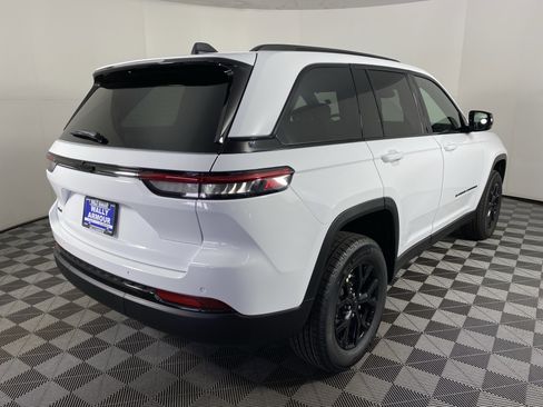 New 2025 Jeep Grand Cherokee Altitude image 7