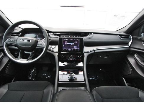 Used 2025 Jeep Grand Cherokee Altitude RWD image 9