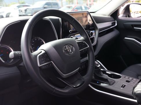 Used 2024 Toyota Highlander XLE image 14