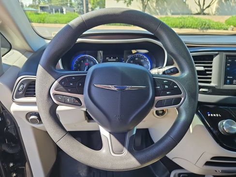 Used 2018 Chrysler Pacifica L FWD image 14