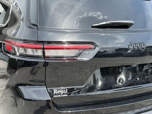 Used 2025 Jeep Grand Cherokee L Limited w/ Luxury Tech Group II RWD image 11