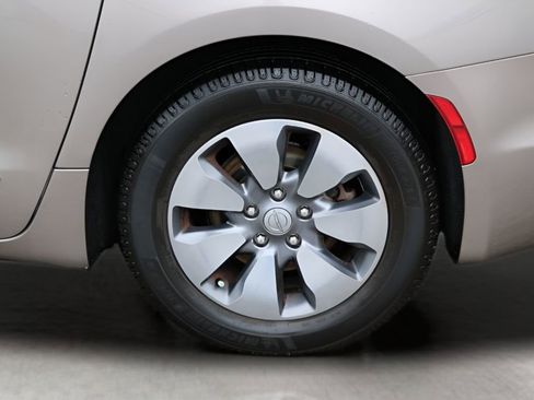 Used 2018 Chrysler Pacifica Limited w/ Advanced Safetytec Group FWD image 9