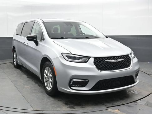 Used 2024 Chrysler Pacifica Touring-L FWD image 5