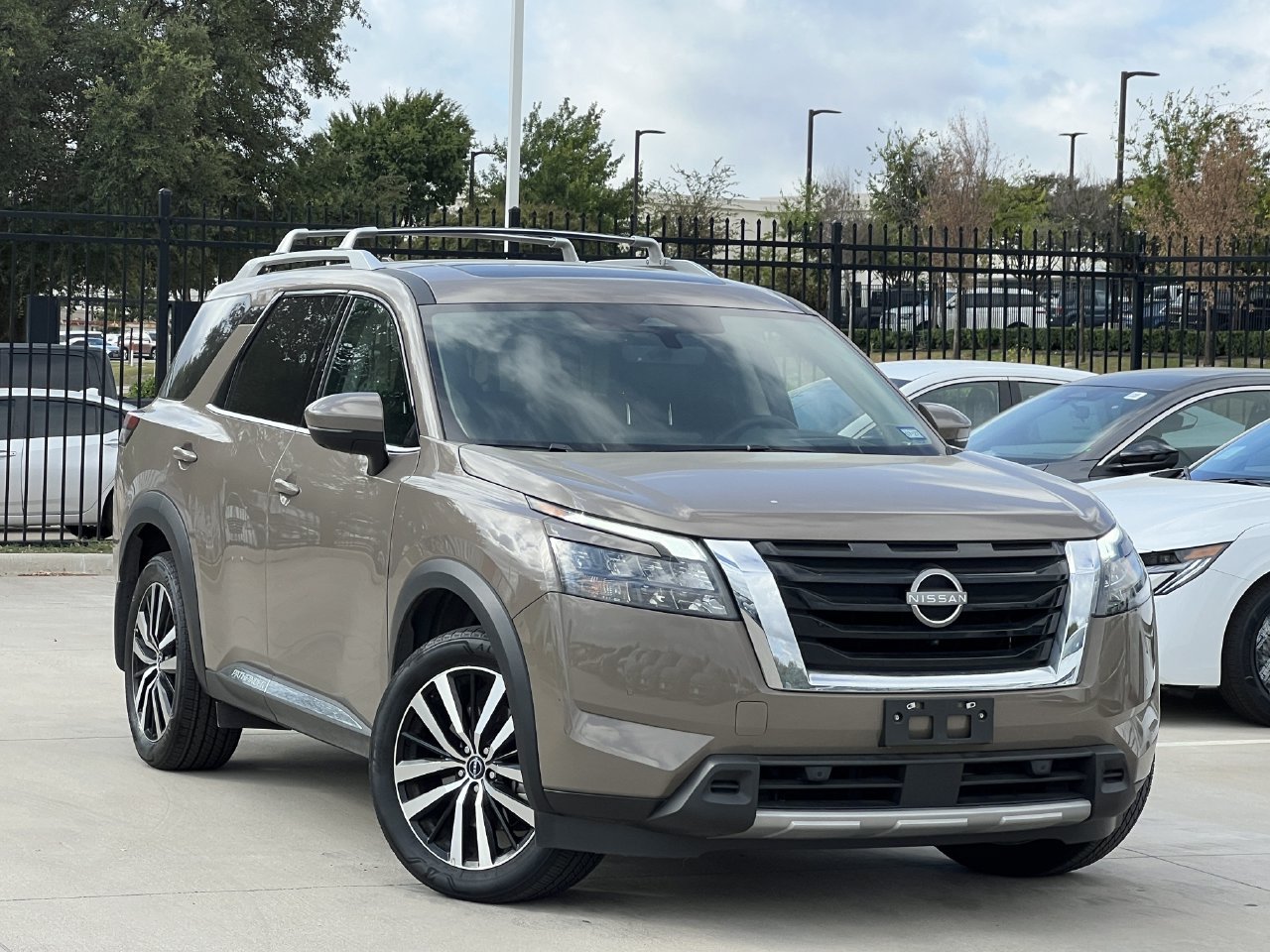 Used 2025 Nissan Pathfinder Platinum w/ Cargo Package FWD image 2