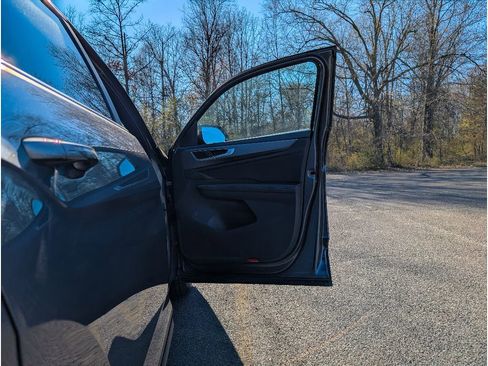 Used 2024 Volkswagen Atlas Cross Sport SE image 12