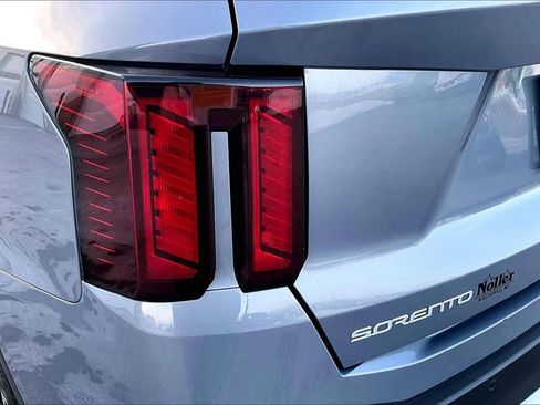 Used 2024 Kia Sorento S image 31