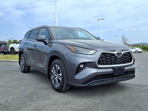 Used 2025 Toyota Highlander XLE image 1