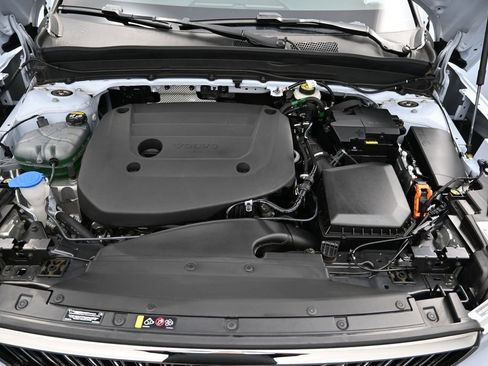 Used 2025 Volvo XC40 B5 Plus AWD/4WD image 21