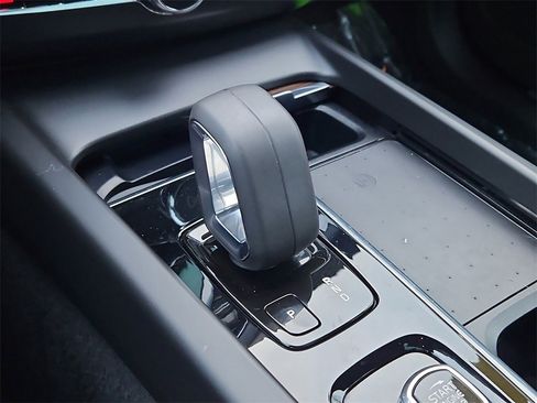 Used 2022 Volvo XC60 B5 Momentum image 31