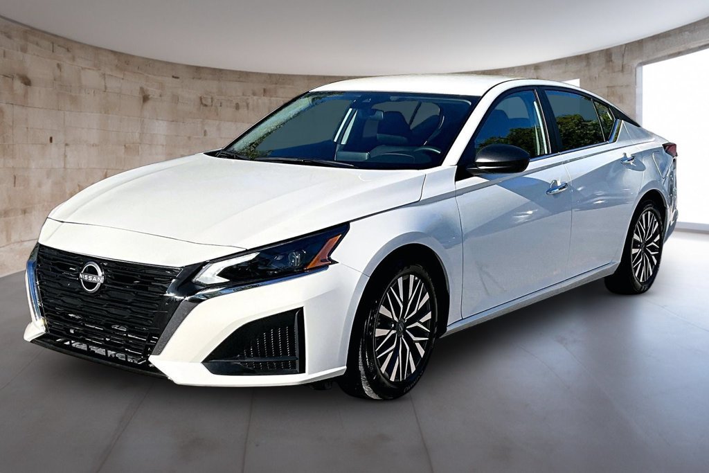 Used 2025 Nissan Altima 2.5 SV FWD image 13