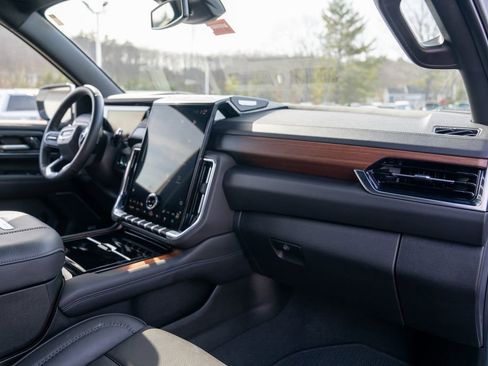 Used 2025 GMC Yukon Denali image 12