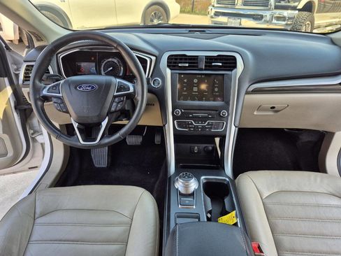 Used 2017 Ford Fusion SE w/ Fusion SE Technology Package image 20