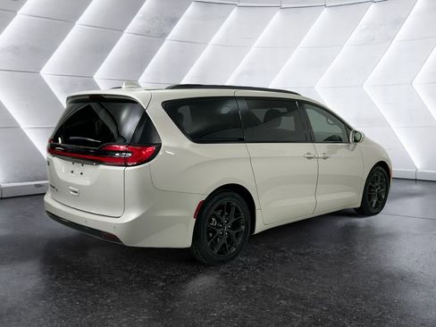 Used 2021 Chrysler Pacifica Touring-L w/ Uconnect Theater Family Group image 4