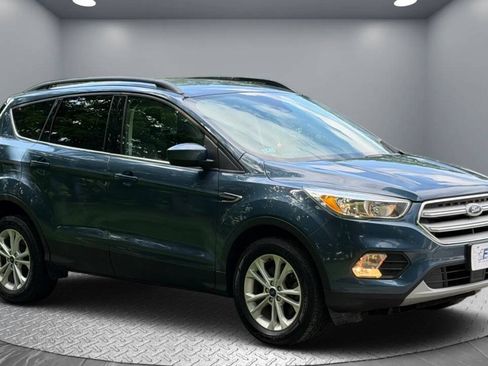 Used 2018 Ford Escape SE w/ Ford Safe & Smart Package AWD/4WD image 4