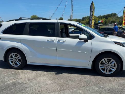 Used 2025 Toyota Sienna XLE w/ XLE Plus Package AWD/4WD image 8